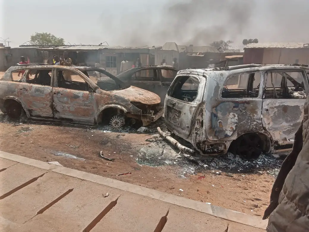 Hoodlums burn Vehicles, Block road As Kwankwaso Campaigns In Kano