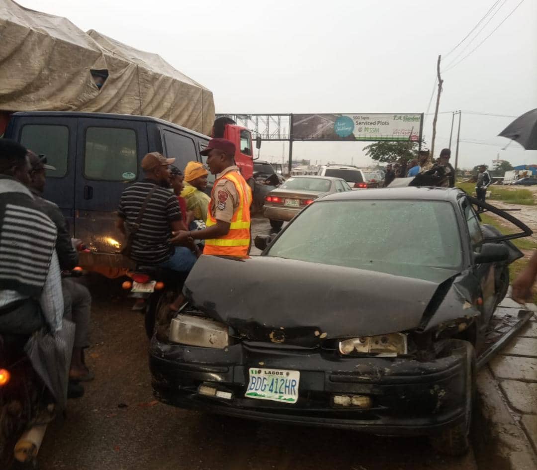 Many injured in crash, traffic builds up on Lagos-Ibadan expressway